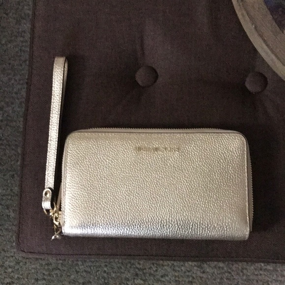 Michael Kors Handbags - NWT Michael Kors Pale gold phone wristlet